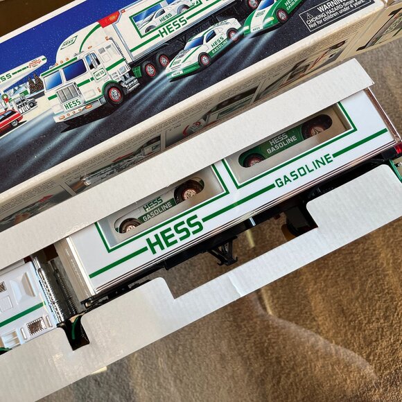 Hess 1997 Toy Truck with Racers – Original Box, Working Lights & Ramp - Picture 7 of 16